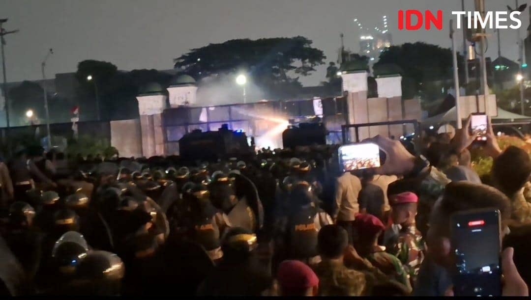 Polisi Mulai Pukul Mundur Massa Aksi yang Berusah Robohkan Gerbang DPR