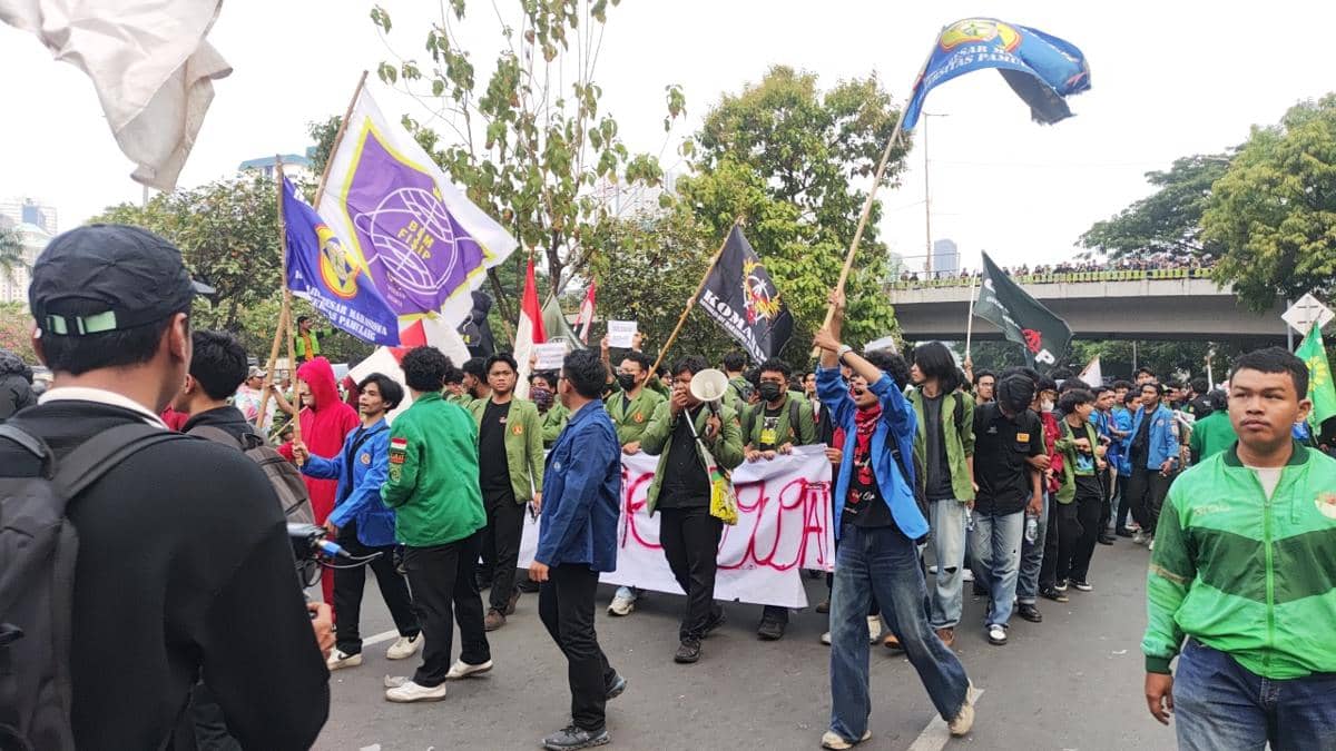 Mahasiswa Universitas Pembangunan Nasional Veteran Jakarta dan Universitas Pamulang (Unpam) demo di DPR, Jakarta, Kamis (27/8/2026).  (IDN T