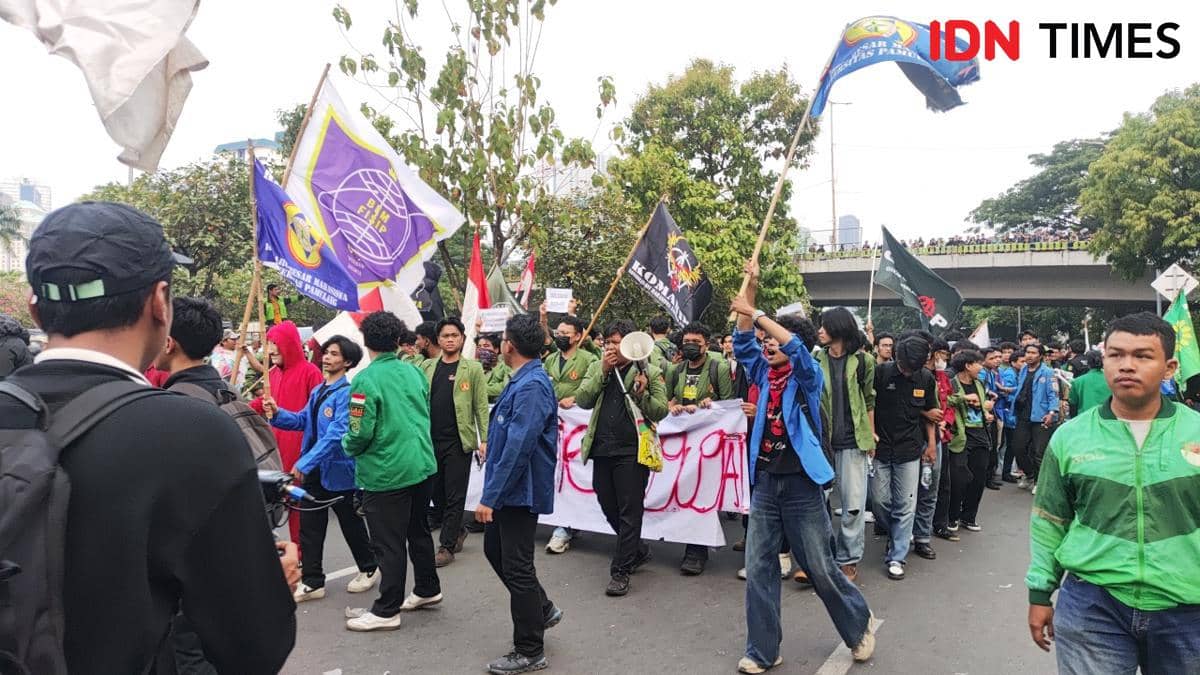 Ratusan Mahasiswa UPN Veteran Jakarta dan Unpam Ramaikan Demo DPR