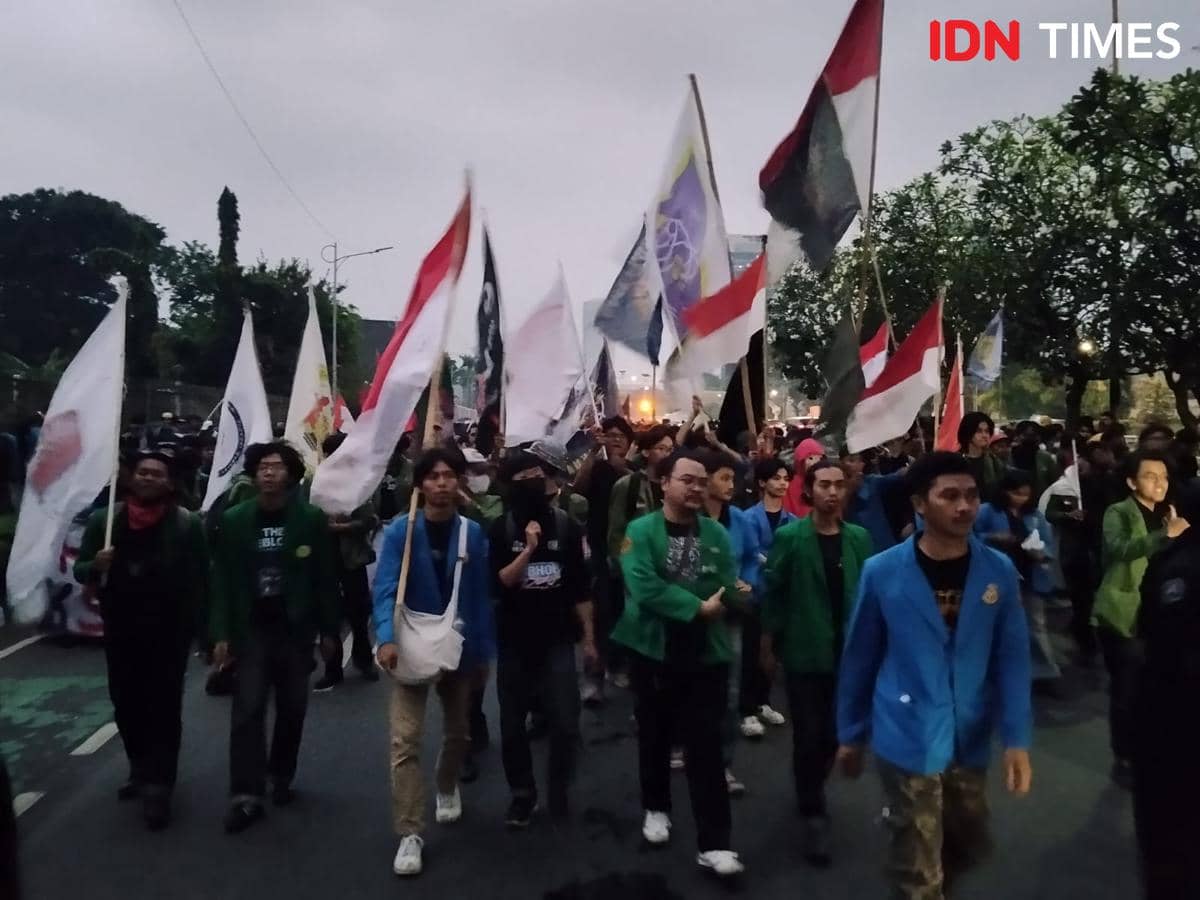 Massa Mahasiswa Beranjak Tinggalkan Depan Gedung DPR RI