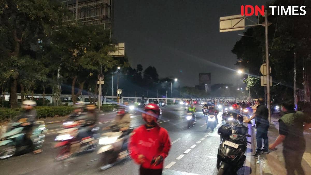 Massa Demo DPR Masih Bertahan di Pejompongan, Tol dan Jalan Ditutup Lagi