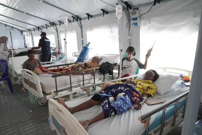 Pasien korban gempa menjalani perawatan di tenda medis darurat di NTT