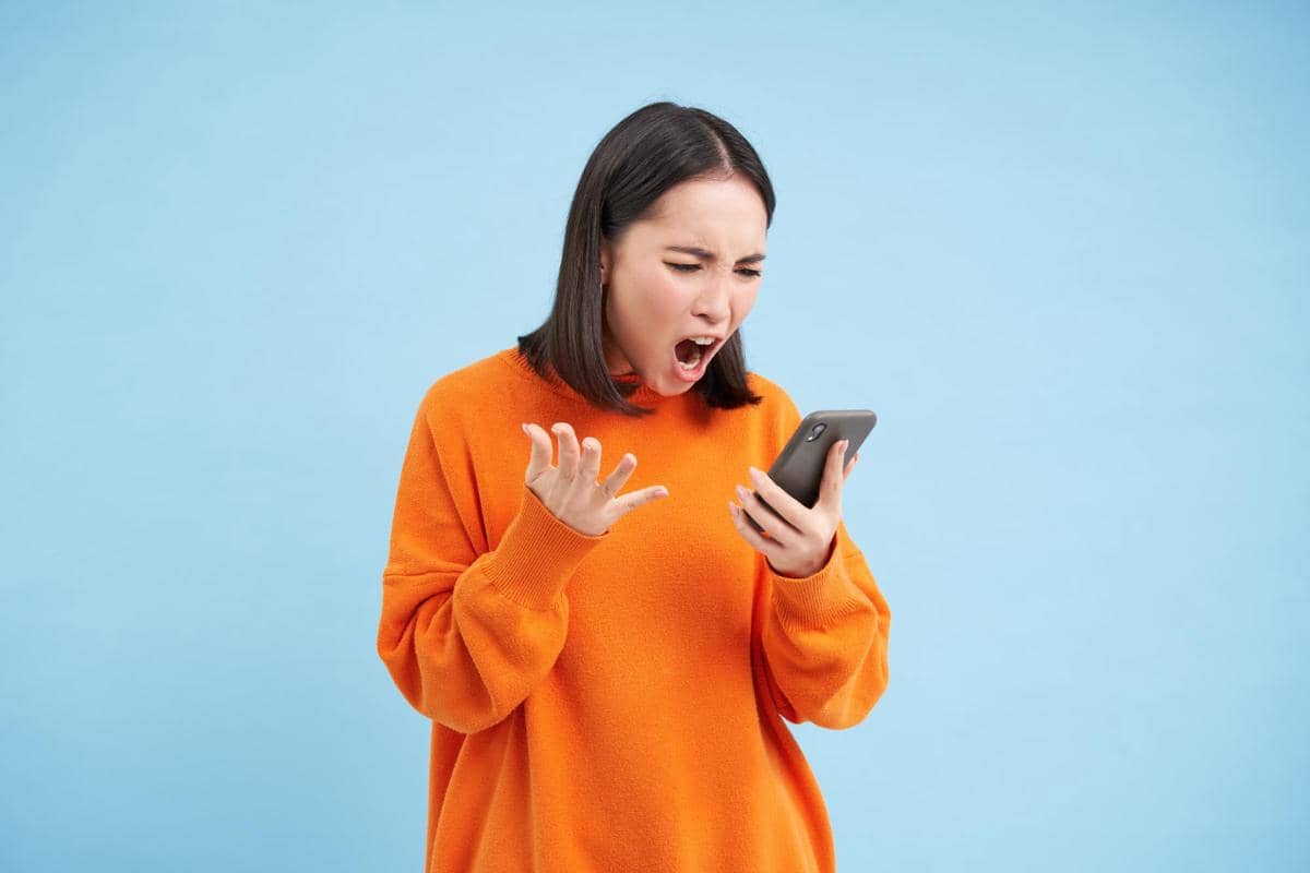 ilustrasi seorang wanita yang terkena scam