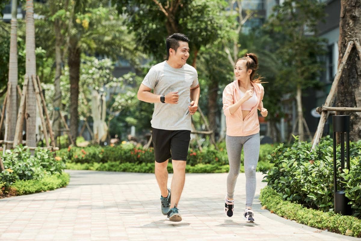 Ilustrasi seseorang melakukan slow jogging dengan langkah santai sebagai pilihan olahraga ringan untuk kebugaran.