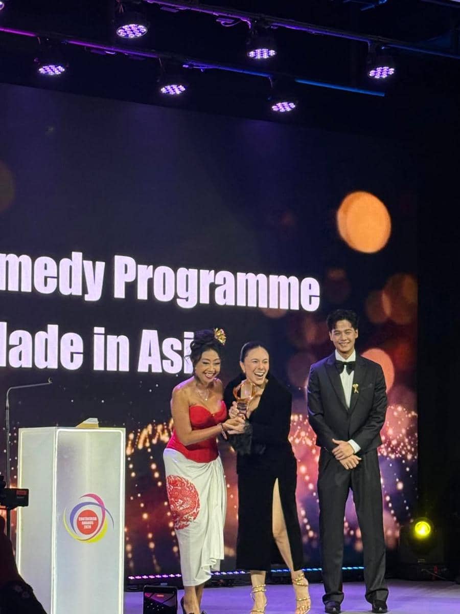 Wulan Guritno dan Asri Welas memegang piala penghargaan ContentAsia Awards 2026 usai menerima penghargaan.