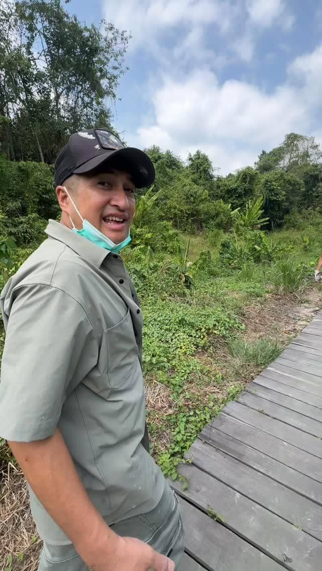 Irfan Hakim bertemu orangutan di hutan Kalimantan (instagram.com/irfanhakim75)