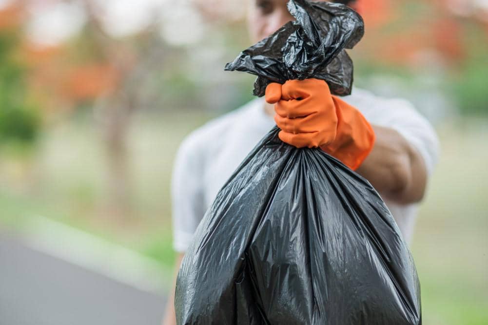 ilustrasi mengosongkan tempat sampah