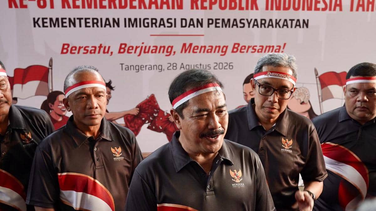 Menteri Imipas Agus Andriyanto bersama anak binaan LPKA Tangerang mengikuti lomba permainan tradisional.