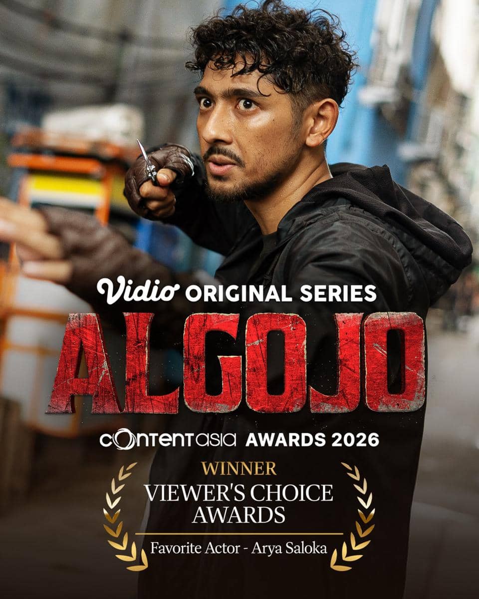 Arya Saloka berpose serius dalam poster serial Algojo dari Vidio Originals dengan latar bernuansa gelap.