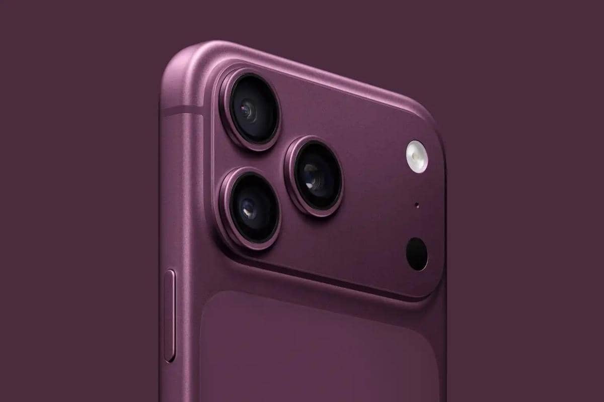 Ilustrasi prediksi iPhone 18 Pro berwarna dark cherry dengan modul kamera belakang berbentuk persegi panjang.