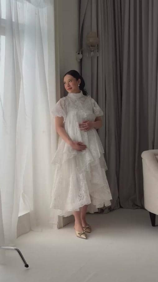 Athina, istri Rio Haryanto, menjalani sesi pemotretan maternity untuk mengabadikan masa kehamilannya.