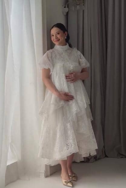 Athina, istri Rio Haryanto, menjalani sesi maternity untuk mengabadikan momen kehamilannya dengan anggun.