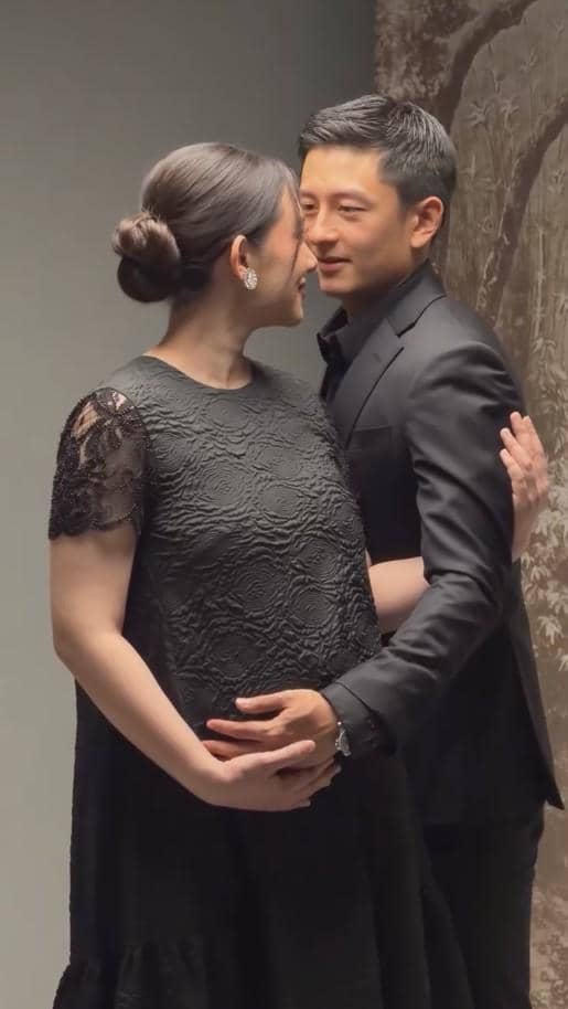 Athina, istri Rio Haryanto, berpose dalam pemotretan maternity untuk mengabadikan masa kehamilannya.
