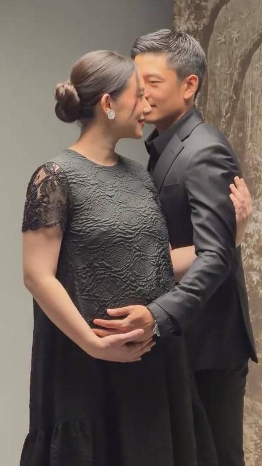 Athina, istri Rio Haryanto, berpose dalam sesi foto maternity dengan riasan dan busana elegan bernuansa glamor.