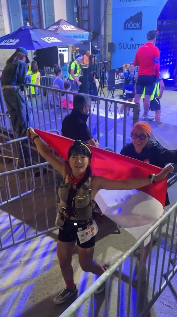 Cindy Gulla berpartisipasi dalam ajang ultra trail run dengan latar pegunungan Mont-Blanc yang menjulang.