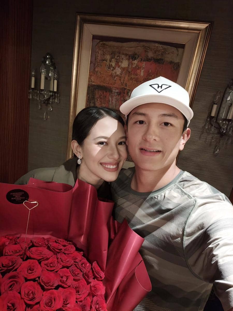 Athina, istri Rio Haryanto, berpose dalam sesi foto maternity dengan menonjolkan kehamilannya.