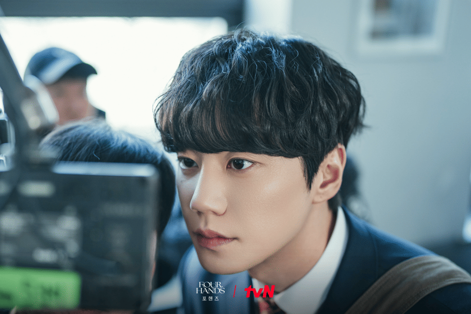 Potongan adegan drama Four Hands, Two Sonatas produksi tvN yang memperlihatkan para pemeran dalam salah satu momen cerita.