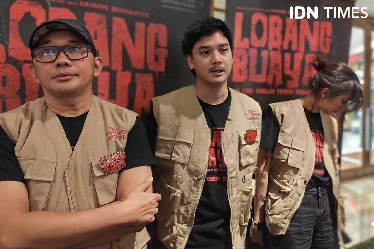 Baskara Mahendra berpose usai konferensi pers peluncuran poster dan trailer resmi film Lobang Buaya di XXI Senayan City.
