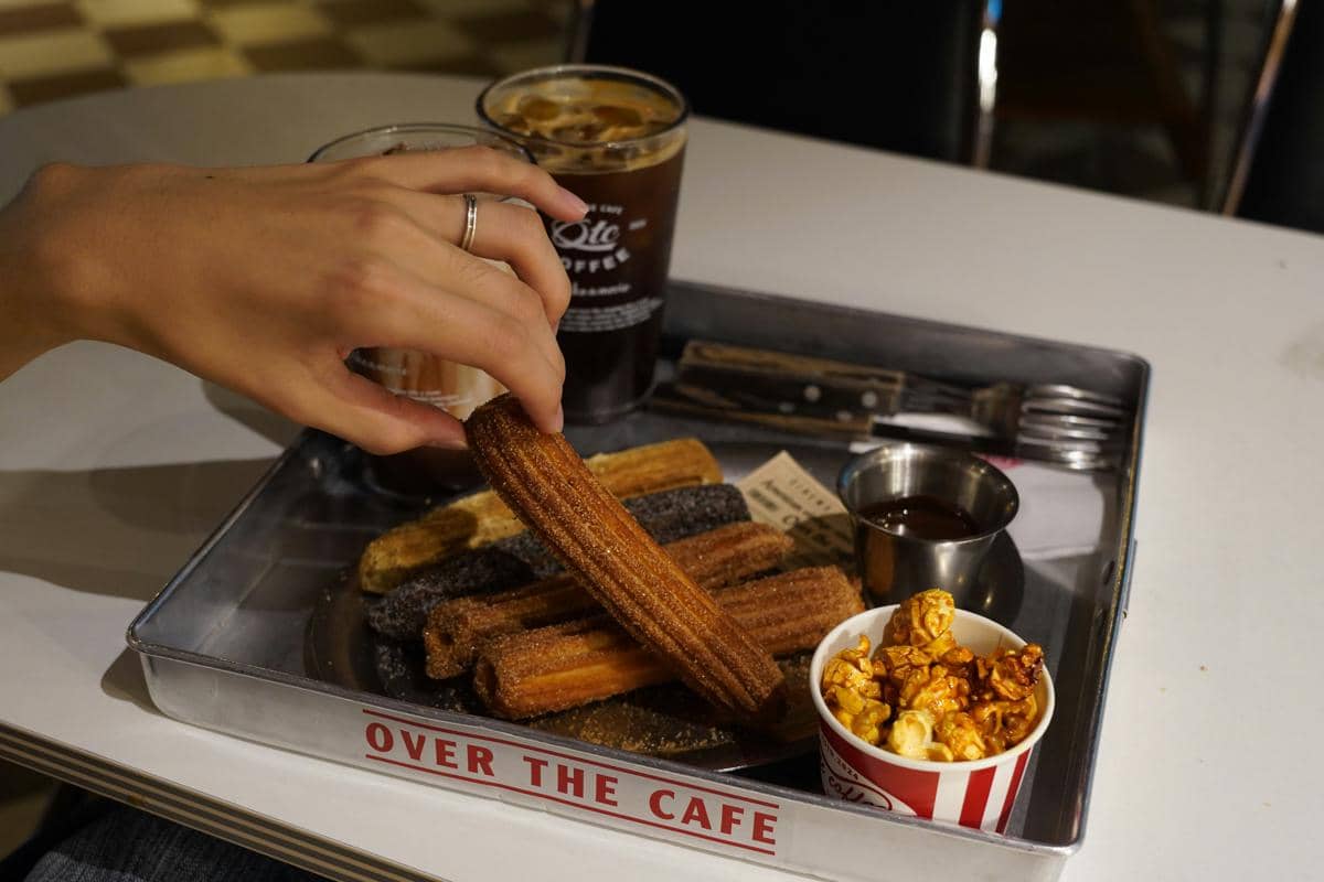 ilustrasi churros ubi ungu