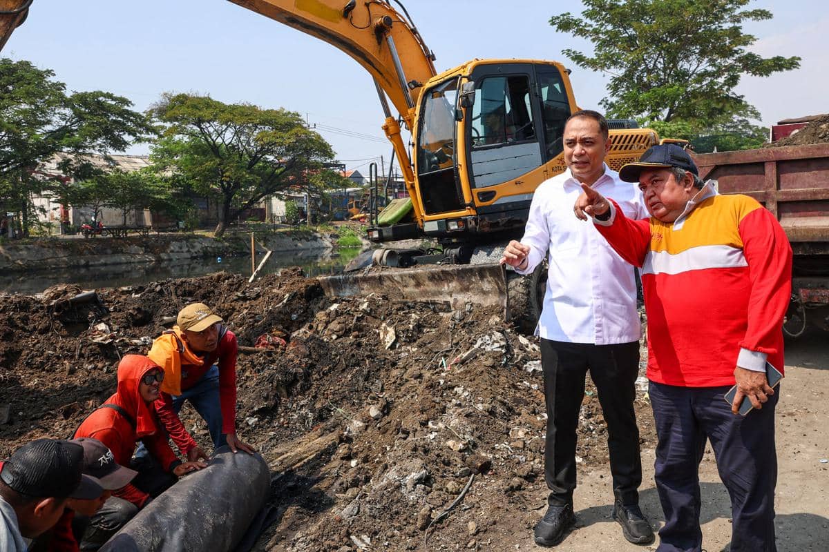 Ancam Keselamatan Pengendara, Eri Tegur Kontraktor Proyek Saluran