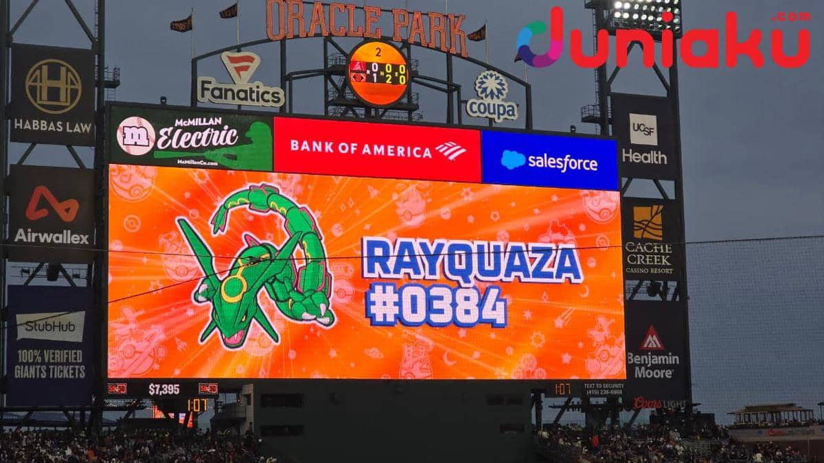 Pertunjukan drone membentuk siluet Pokémon bercahaya di langit malam di atas Oracle Park, San Francisco.