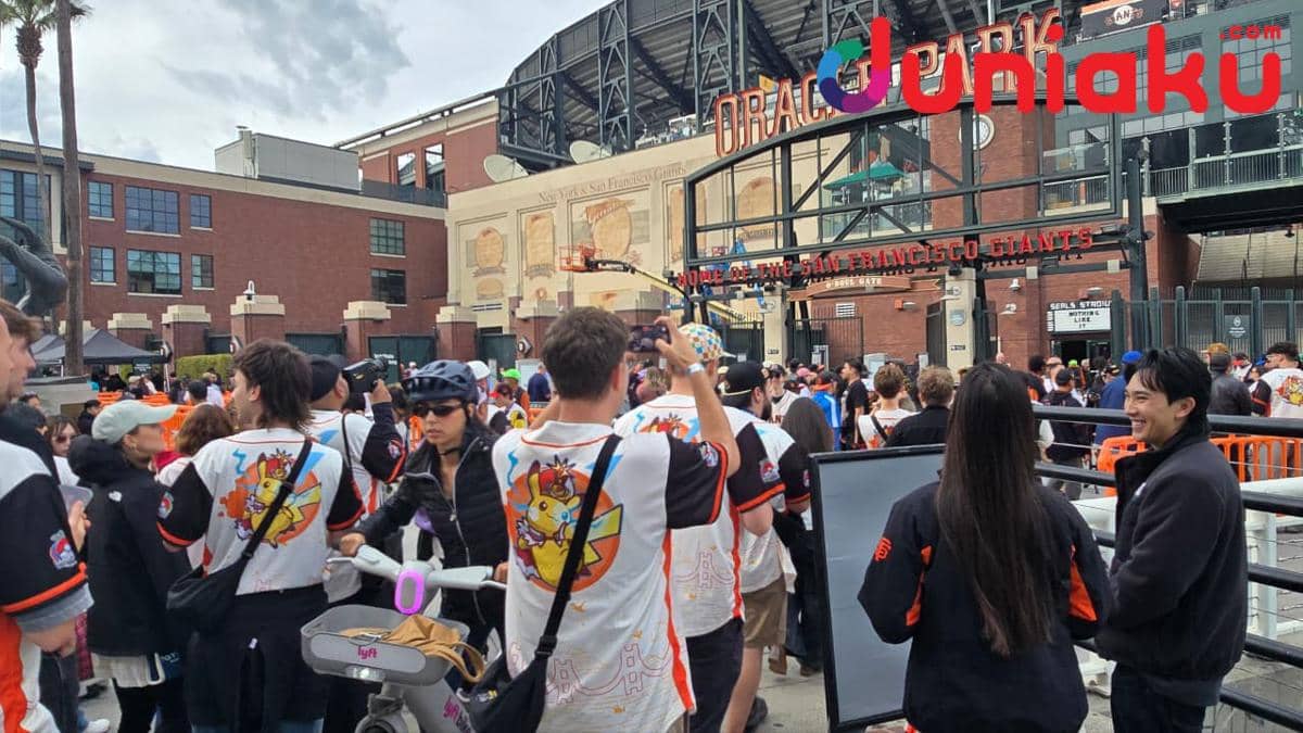 Kerumunan pengunjung memenuhi area di depan Oracle Park di San Francisco menjelang acara Pokémon Worlds Night.