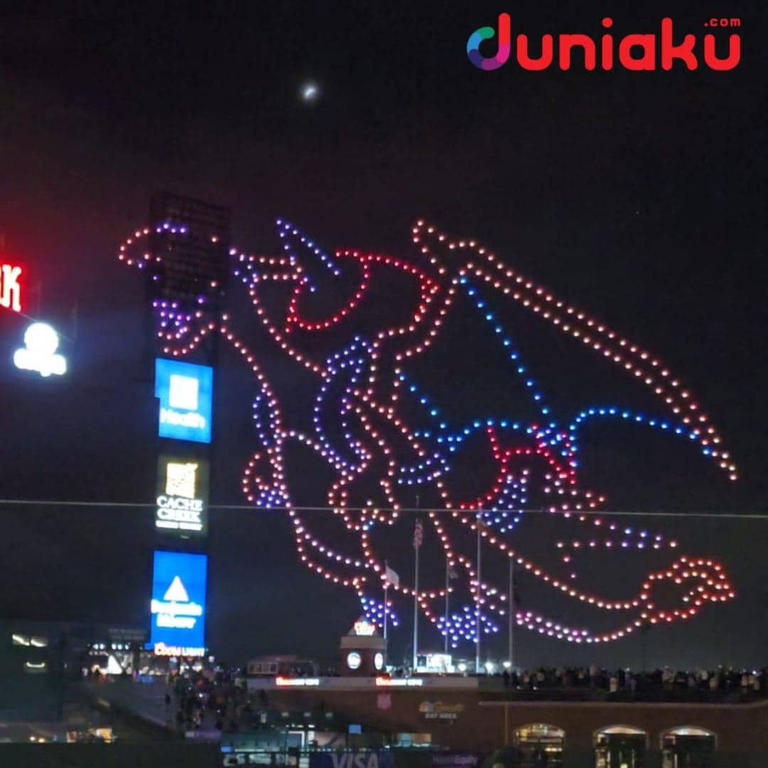 Pertunjukan drone menerangi langit malam di atas Oracle Park, San Francisco, dalam formasi cahaya berwarna-warni.