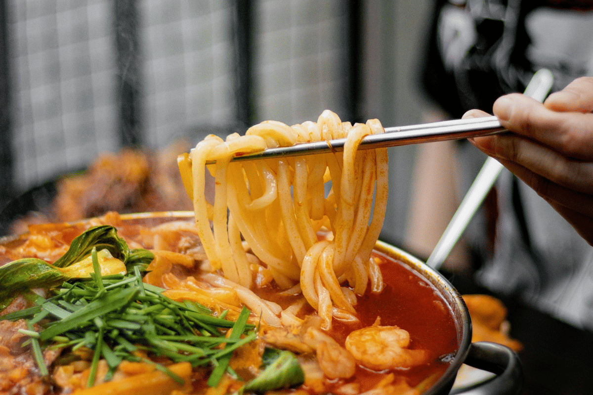 Resep Creamy Tom Yum Udon, Mi Udon Kuah Creamy Asam Pedas