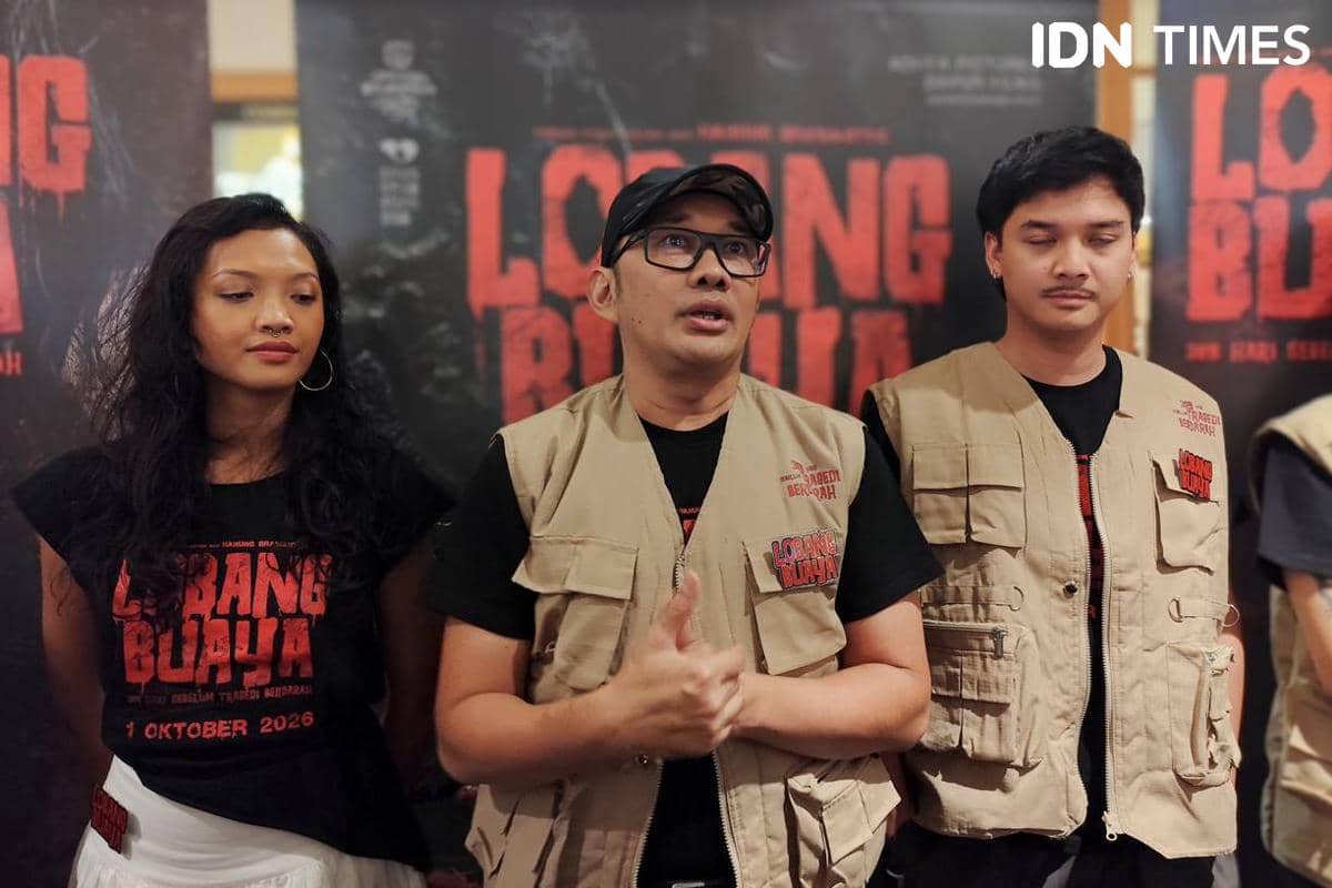 Hanung Bramantyo berdiri usai konferensi pers poster dan trailer film Lobang Buaya di XXI Senayan City, Jakarta.
