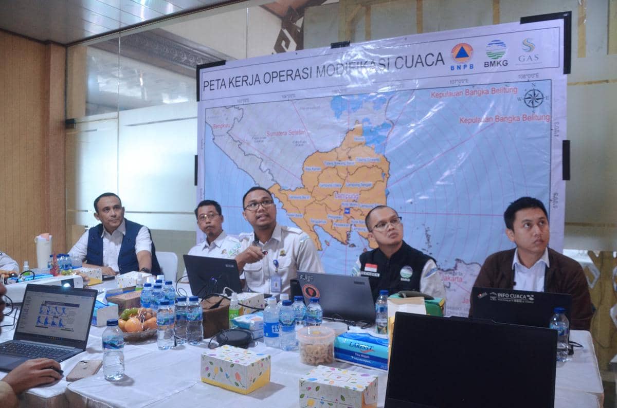 Rapat koordinasi pelaksanaan operasi modifikasi cuaca di wilayah Lampung. (Dok. Pemprov Lampung). 