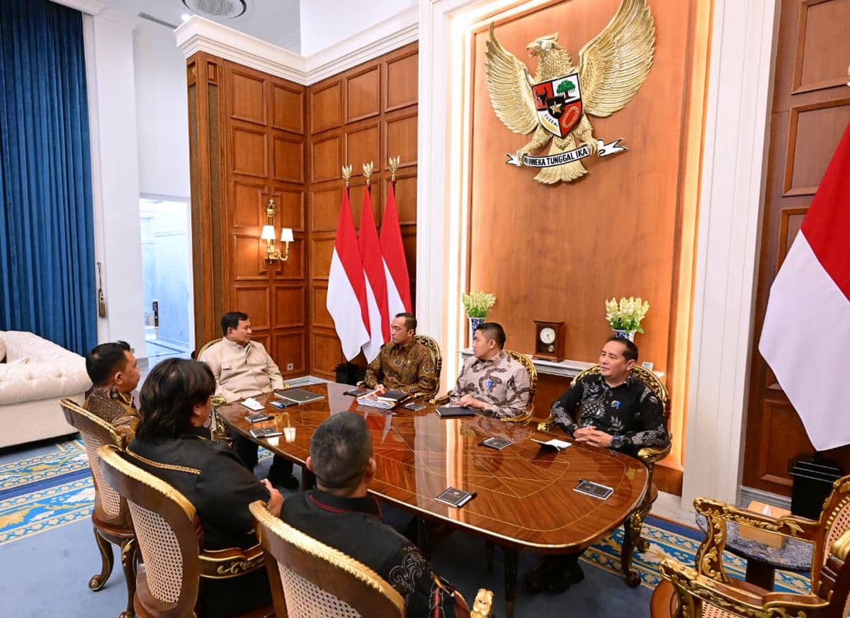 Presiden Prabowo Subianto bertemu Panglima Besar Pasukan Merah Tariu Borneo Bangkule Rajakng (TBBR), Panglima Jilah, di Istana Merdeka, Jaka