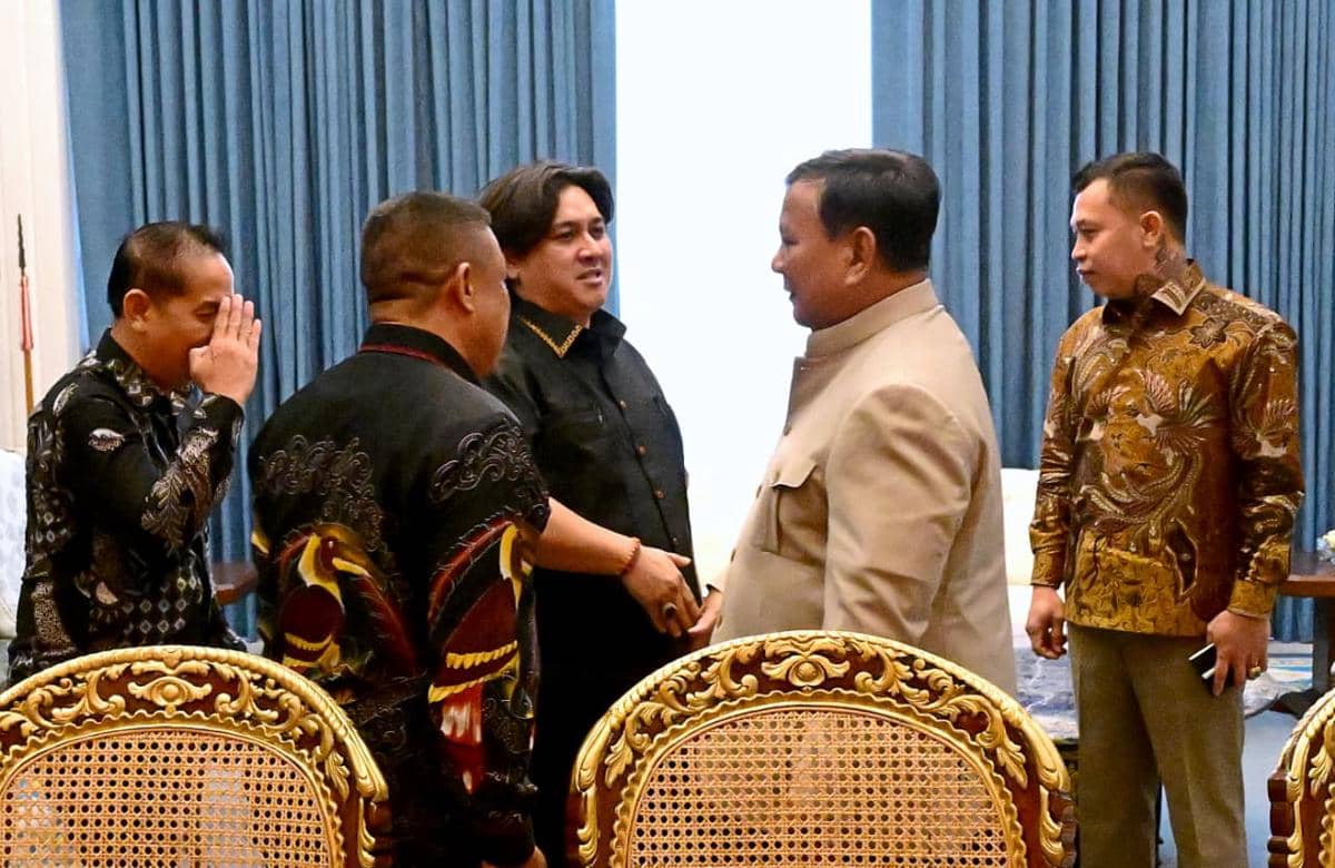 Presiden Prabowo Subianto bertemu Panglima Besar Pasukan Merah Tariu Borneo Bangkule Rajakng (TBBR), Panglima Jilah, di Istana Merdeka, Jaka