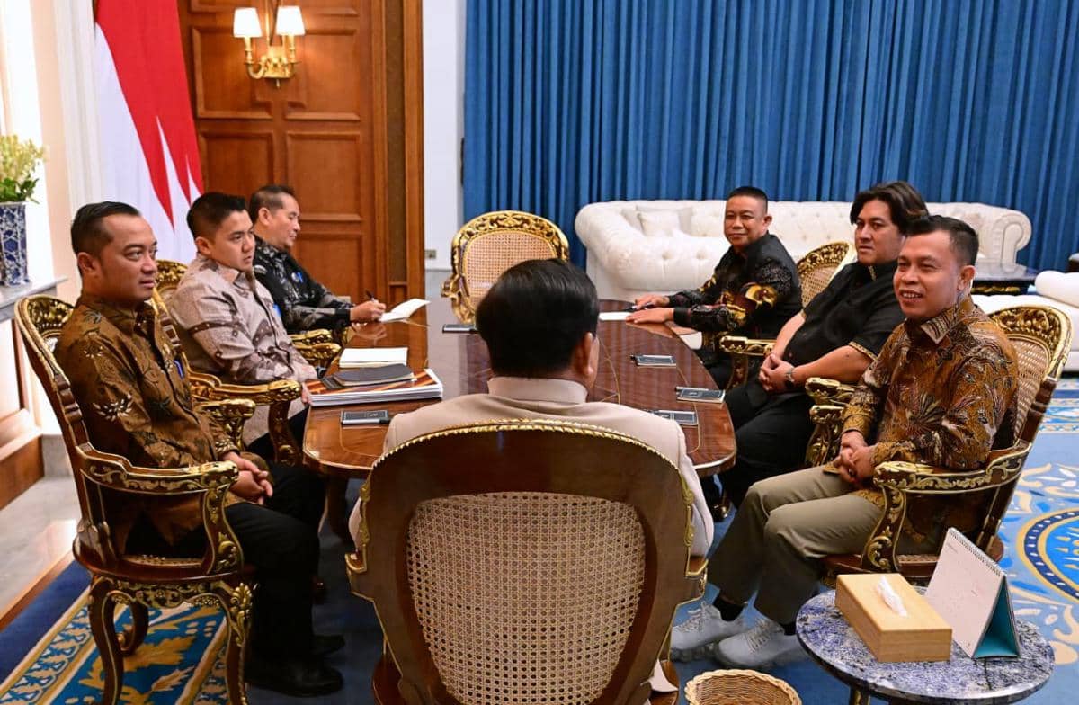 Presiden Prabowo Subianto bertemu Panglima Besar Pasukan Merah Tariu Borneo Bangkule Rajakng (TBBR), Panglima Jilah, di Istana Merdeka, Jaka
