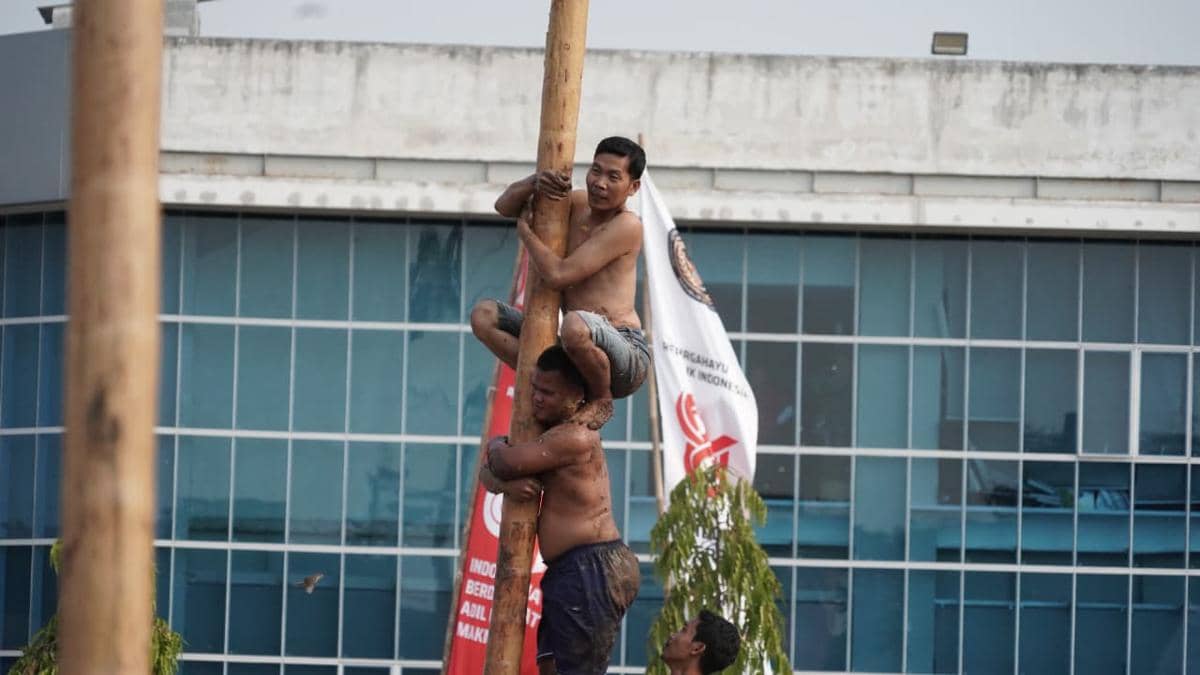 Menteri Imipas Agus Andriyanto bersama Anak Binaan LPKA Tangerang mengikuti lomba tradisional dalam kegiatan