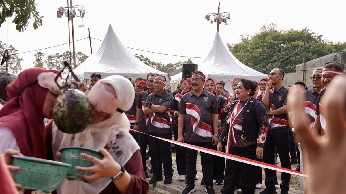 Meriahkan HUT RI, Menteri Imipas Balap Karung Bareng Anak Binaan