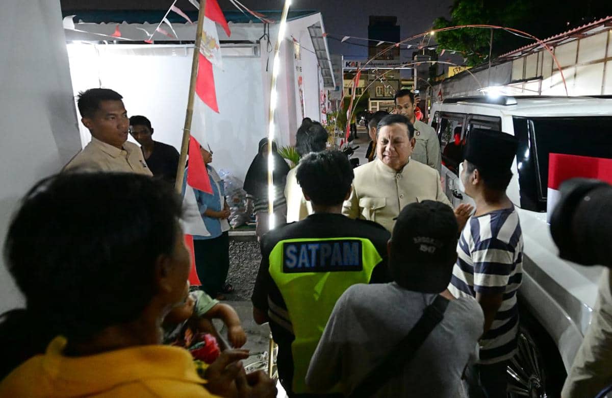 Presiden Prabowo Subianto mendatangi hunian relokasi warga eks bantaran rel kereta api di kawasan Kramat Raya, Senen, Jakarta Pusat, Jumat (