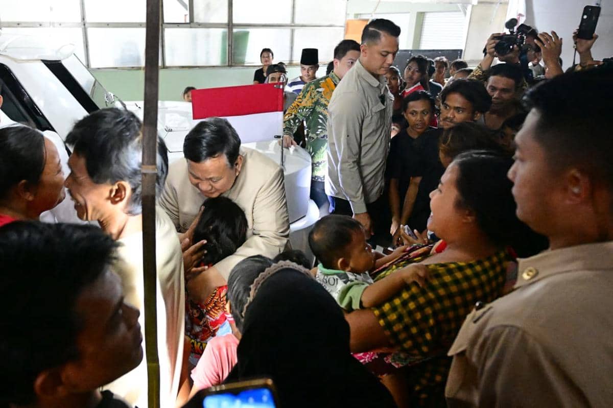 Presiden Prabowo Subianto mendatangi hunian relokasi warga eks bantaran rel kereta api di kawasan Kramat Raya, Senen, Jakarta Pusat, Jumat (