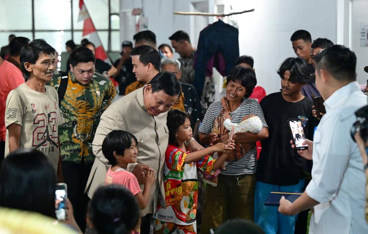 Presiden Prabowo Subianto mendatangi hunian relokasi warga eks bantaran rel kereta api di kawasan Kramat Raya, Senen, Jakarta Pusat, Jumat (