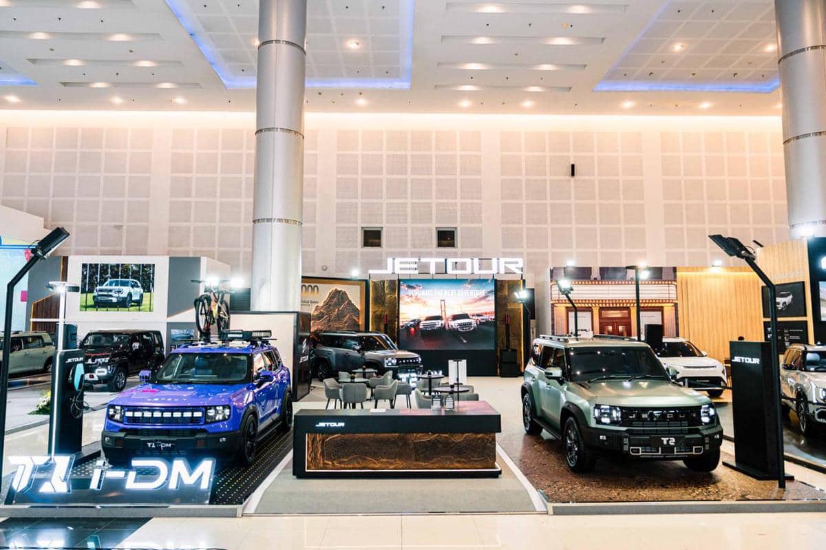 Booth Jetour di pameran GIIAS Surabaya dengan deretan kendaraan, area display, dan dekorasi modern merek otomotif.