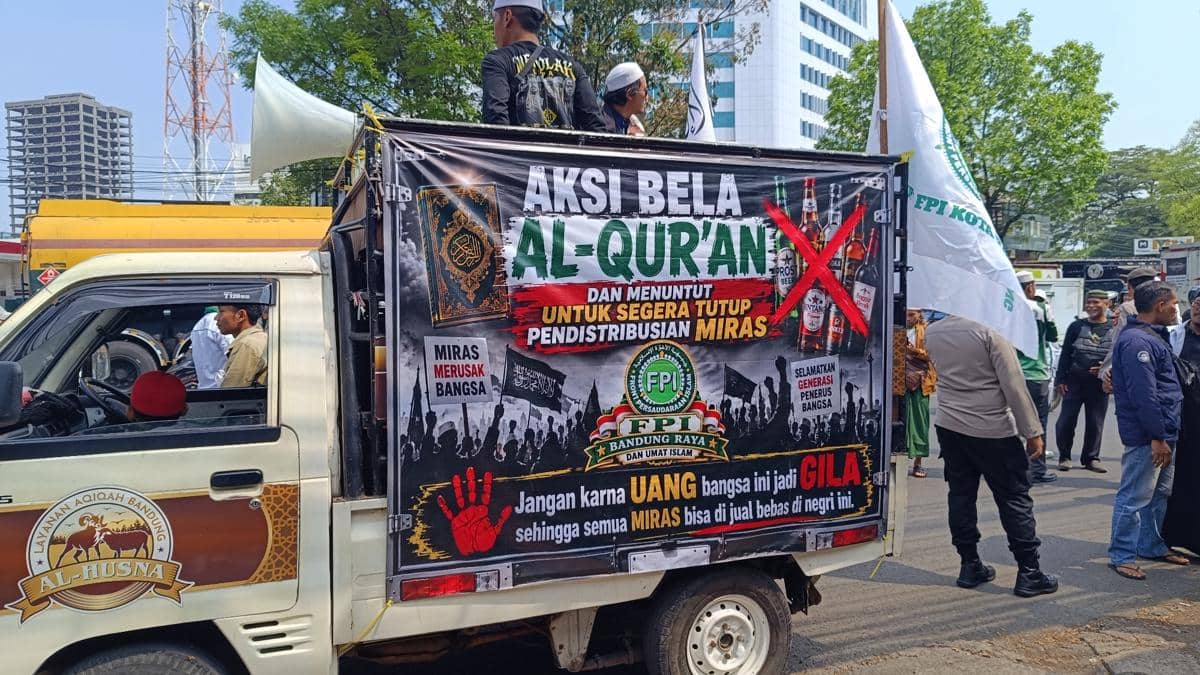 Puluhan Massa FPI di Bandung Tuntut Evaluasi Distributor Miras