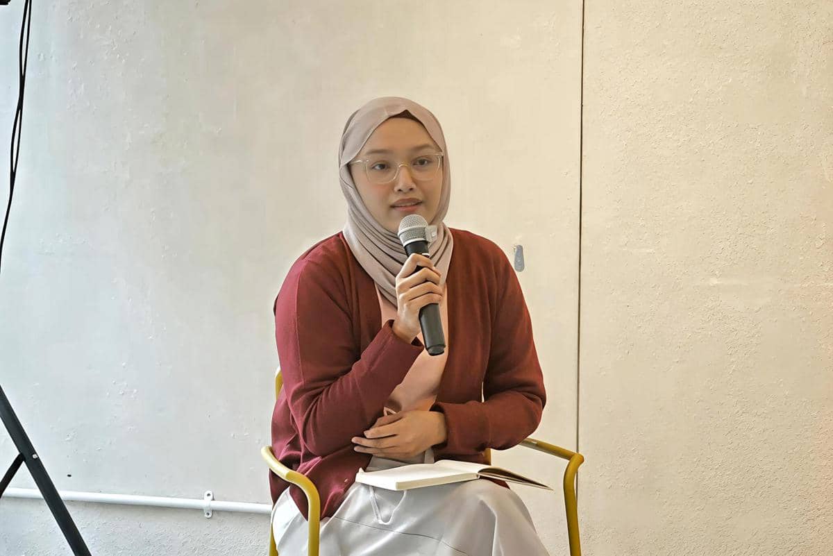 Bugivia Maharani, peneliti PSHK, menjadi moderator diskusi publik Melawan Represi, Mendesak Reformasi Polri secara daring.