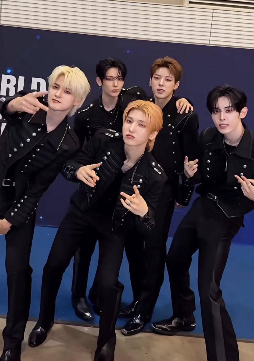 Potret para anggota grup K-pop NOWZ yang berpose bersama untuk unggahan di akun Instagram resmi mereka.