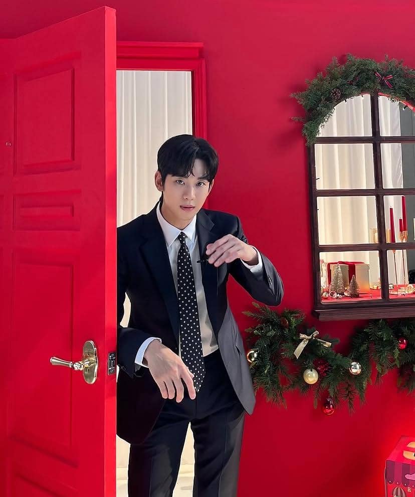 Potret aktor Korea Selatan Kim Soo Hyun dengan ekspresi tenang, diunggah melalui akun Instagram pribadinya.
