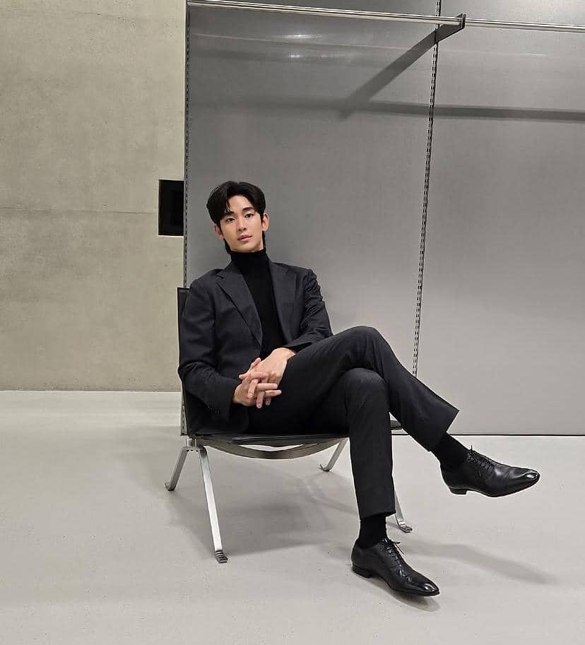 Potret Kim Soo Hyun yang diunggah pada akun Instagram @soohyun_k216, memperlihatkan sosoknya dalam sebuah foto.