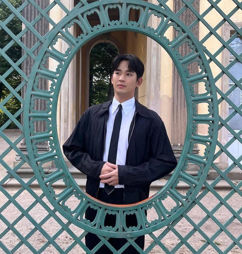 Potret Kim Soo Hyun dalam unggahan akun Instagram @soohyun_k216, dengan wajah menghadap ke arah kamera.