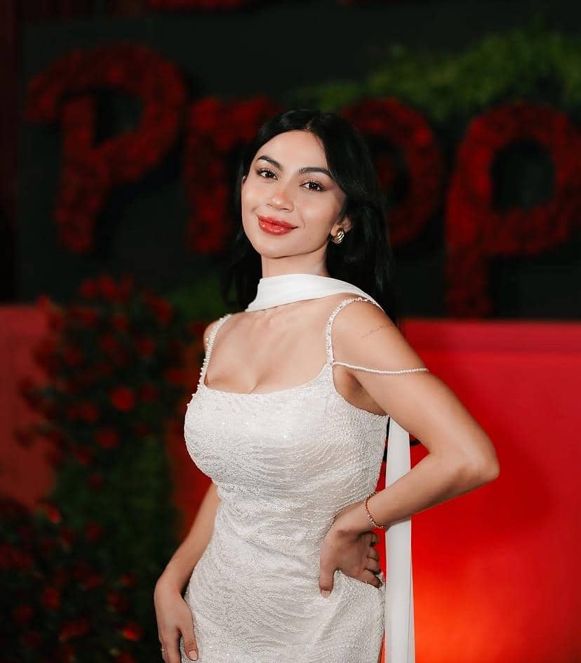 Potret Ariel Tatum yang dibagikan melalui akun Instagram pribadinya, memperlihatkan wajahnya dari jarak dekat.