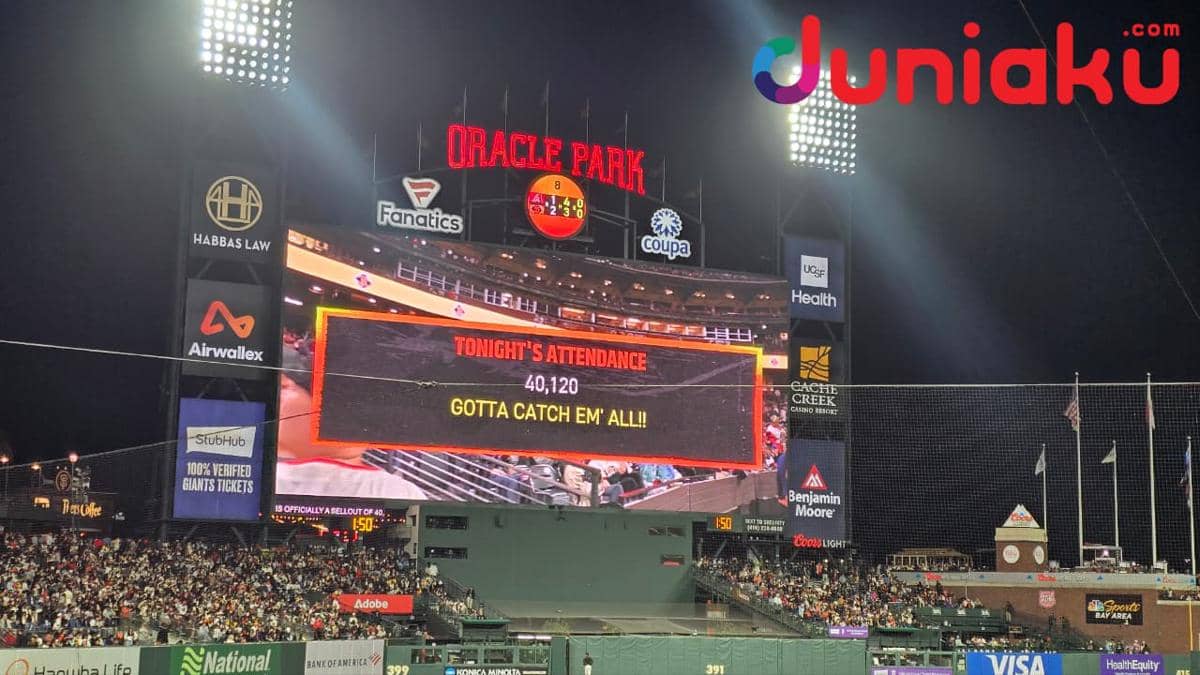 Para penonton memenuhi tribun Oracle Park di San Francisco saat acara Pokémon Worlds Night berlangsung.