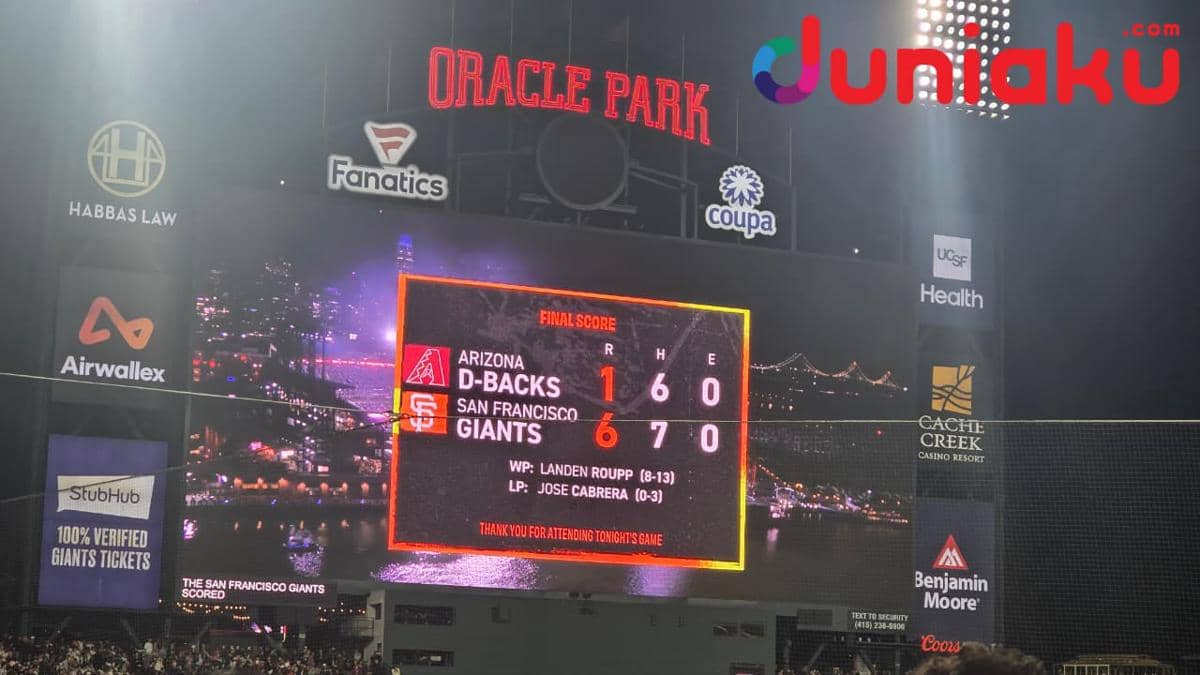 Pemain San Francisco Giants dan Arizona Diamondbacks bertanding dalam laga bisbol di Oracle Park, San Francisco.