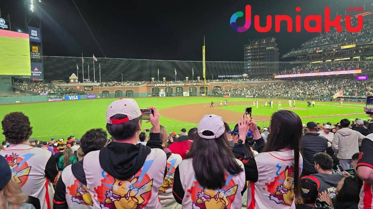 Kerumunan penonton memadati Oracle Park di San Francisco saat berlangsungnya Pokémon Worlds Night.