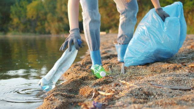 Ilustrasi membersihkan sampah